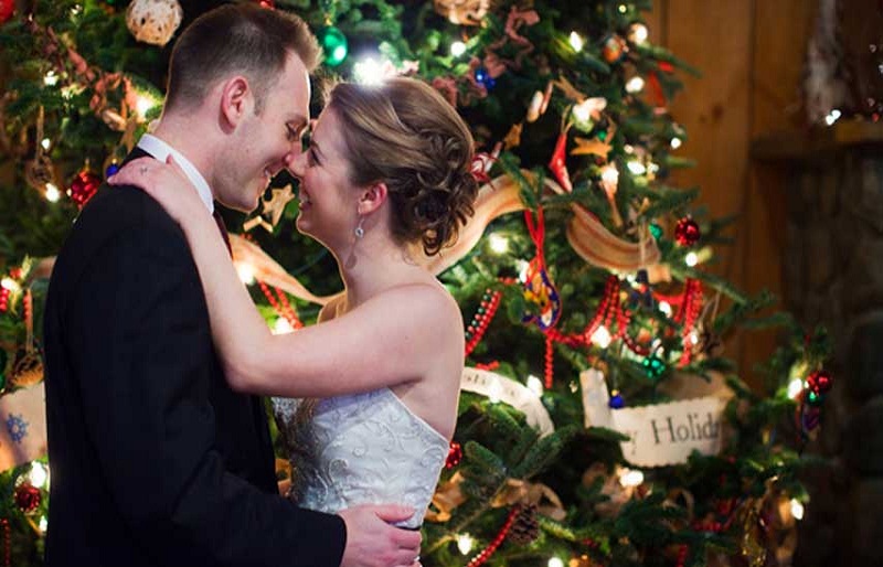 discover Wedding  at Christmas  