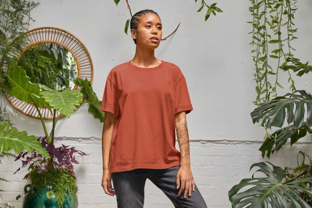 Styling Tips for Tucking in Oversized T-Shirts